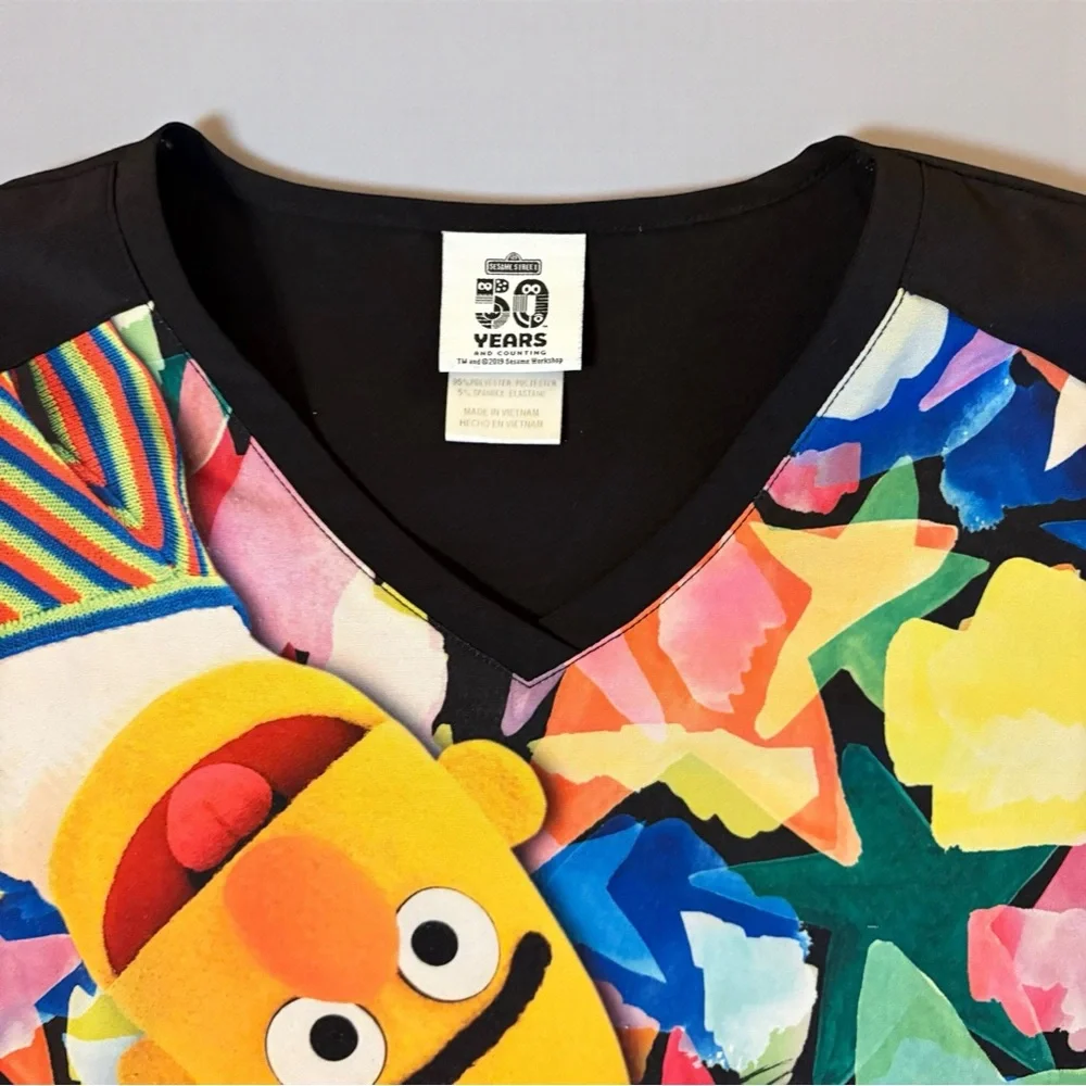 🚨3 for $15 Sesame Street Scrub Top Womens Size Small Bert And Ernie Pediatrics - Picture 2 of 6